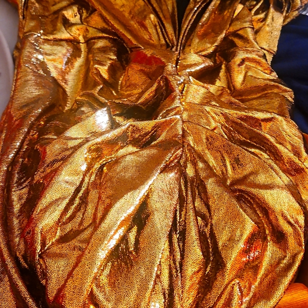 I brought the dress never get to wear it so I want to selling it